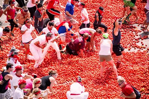  Lễ hội La Tomatina, một cuộc chiến ném cà chua khổng lồ và biểu hiện văn hóa dân gian của Tây Ban Nha